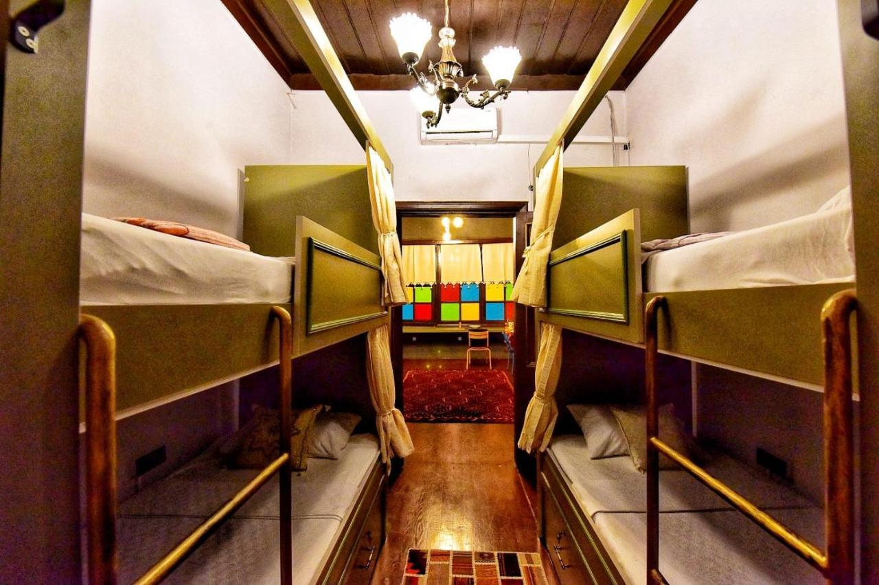 Lords Hostel & Pub Анталия Екстериор снимка