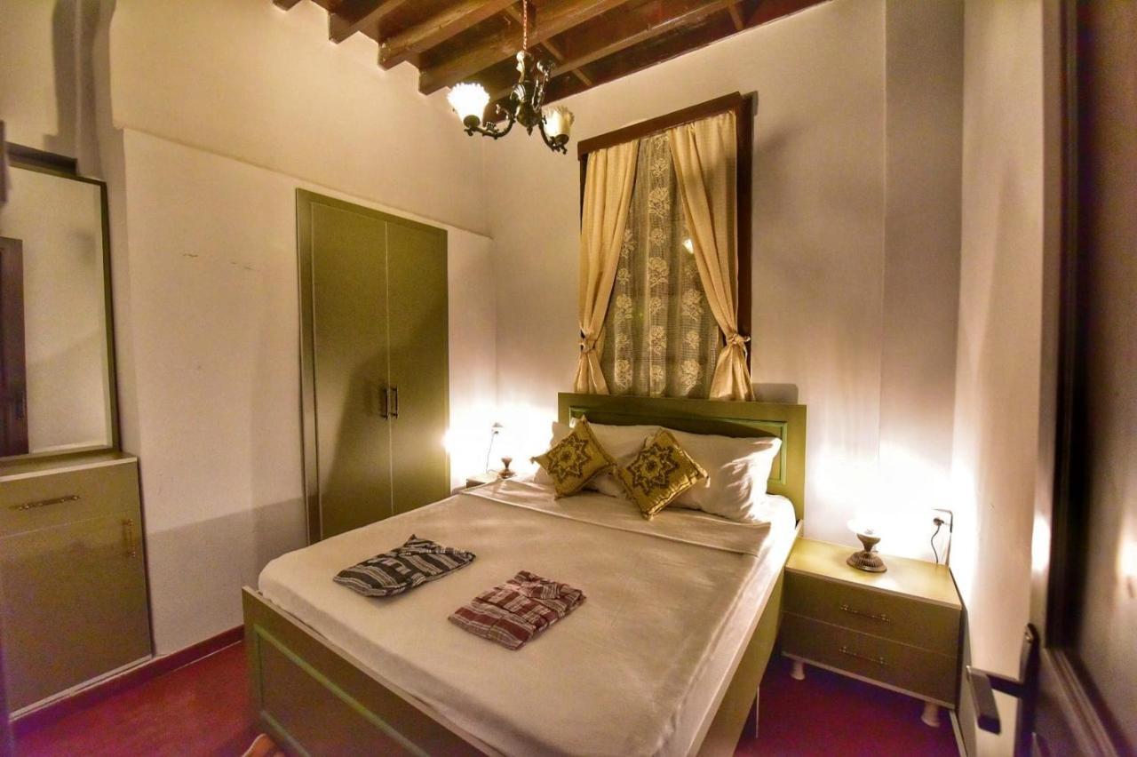 Lords Hostel & Pub Анталия Екстериор снимка