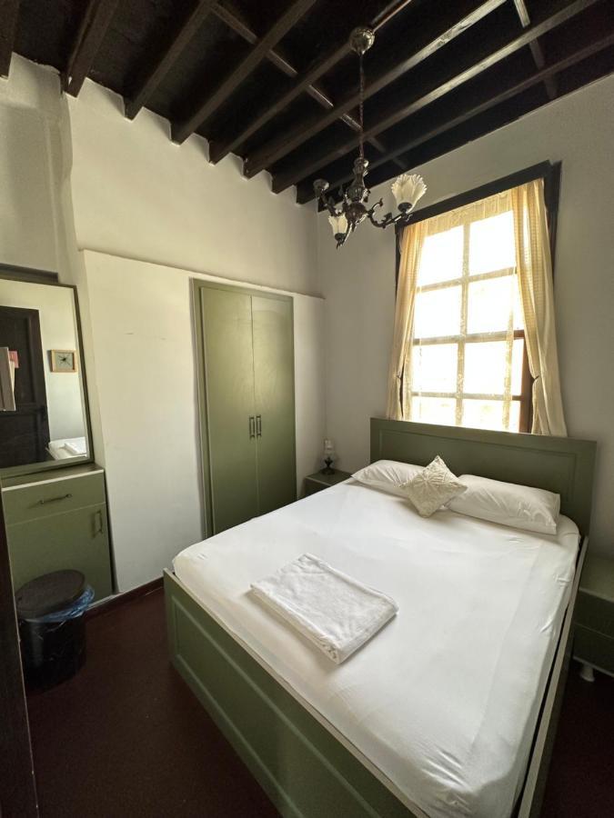 Lords Hostel & Pub Анталия Екстериор снимка