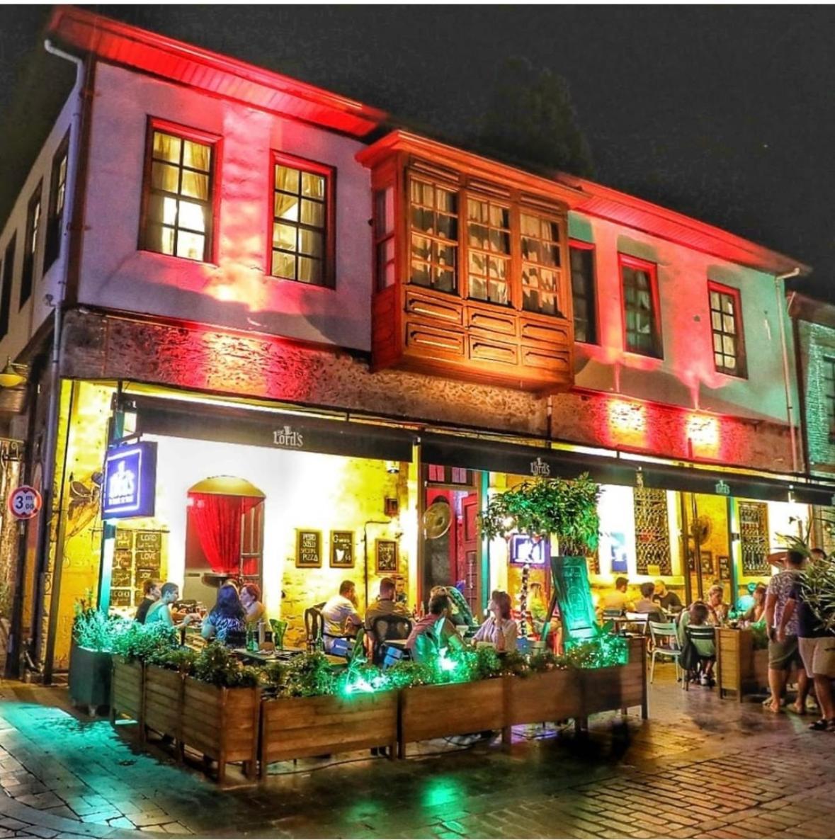 Lords Hostel & Pub Анталия Екстериор снимка
