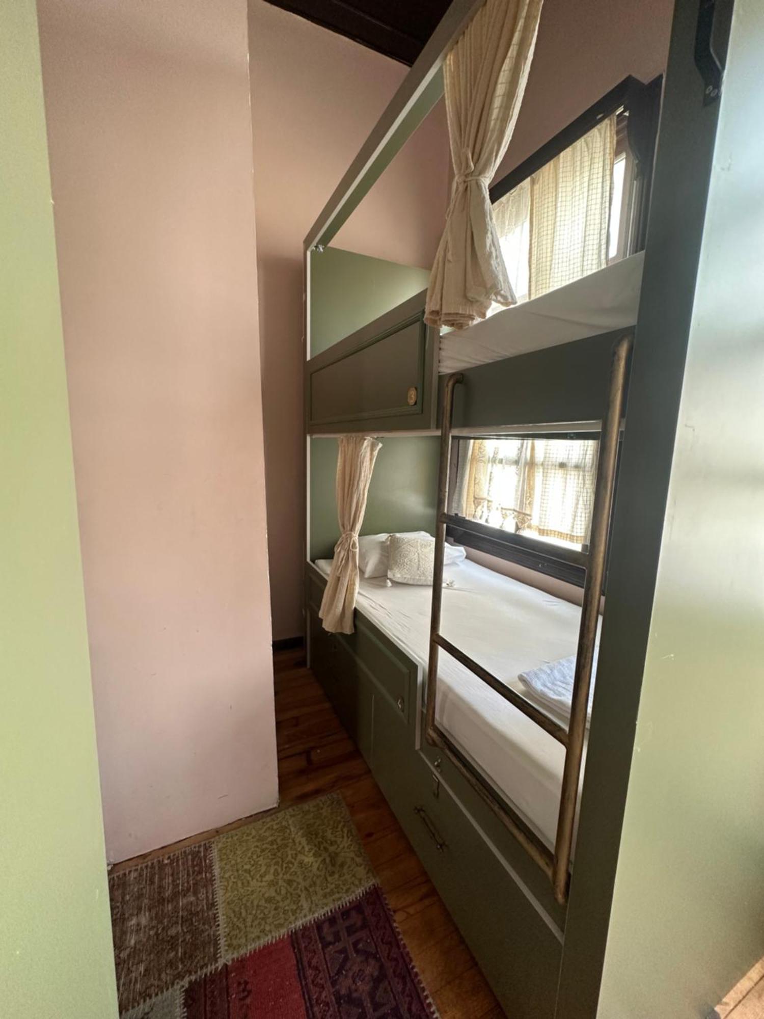 Lords Hostel & Pub Анталия Екстериор снимка