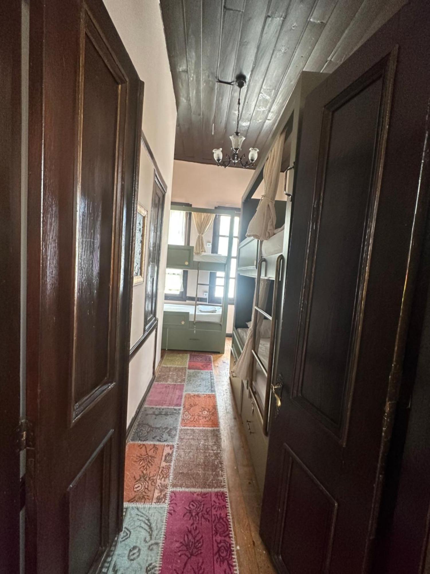 Lords Hostel & Pub Анталия Екстериор снимка