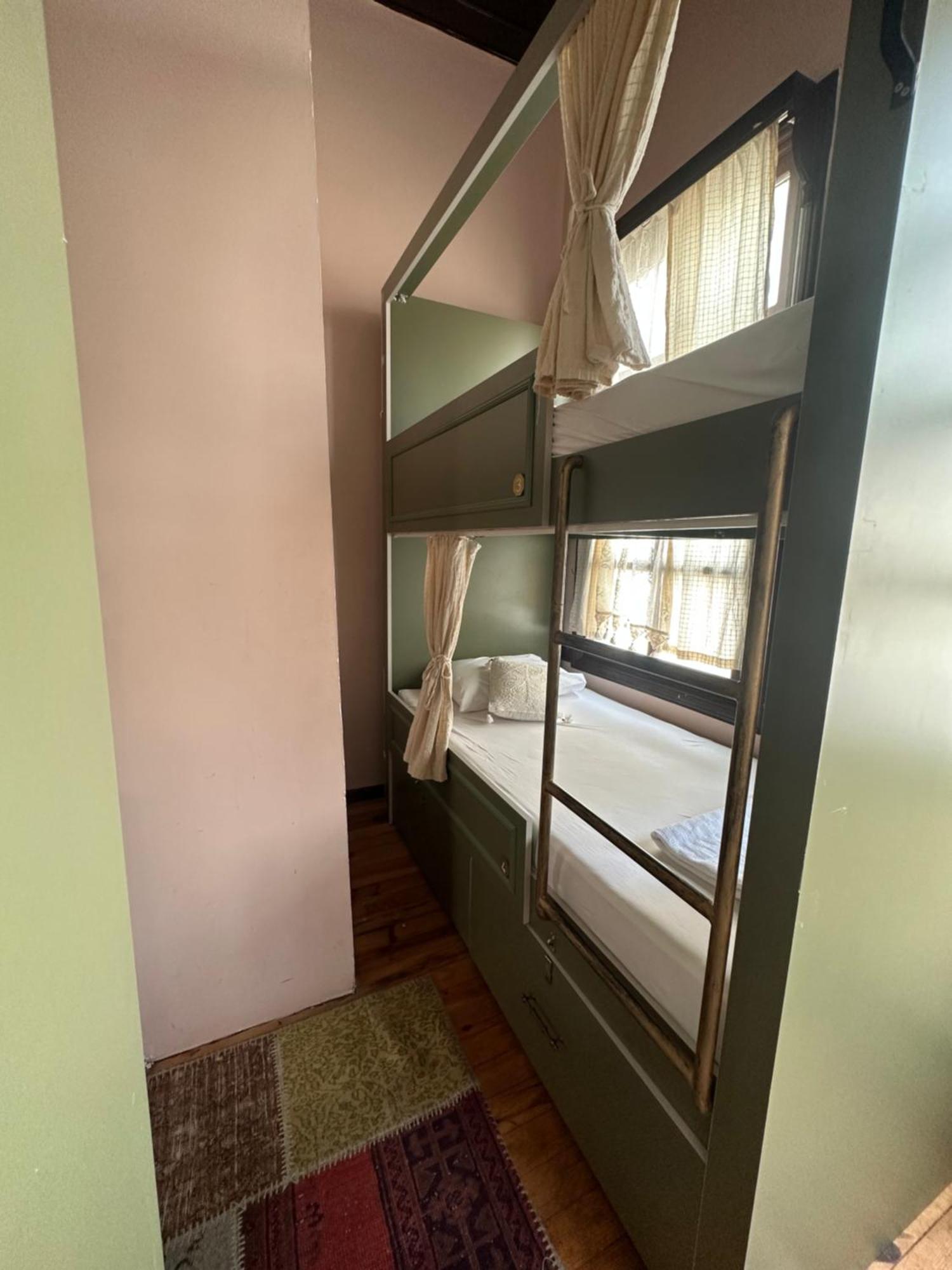 Lords Hostel & Pub Анталия Екстериор снимка
